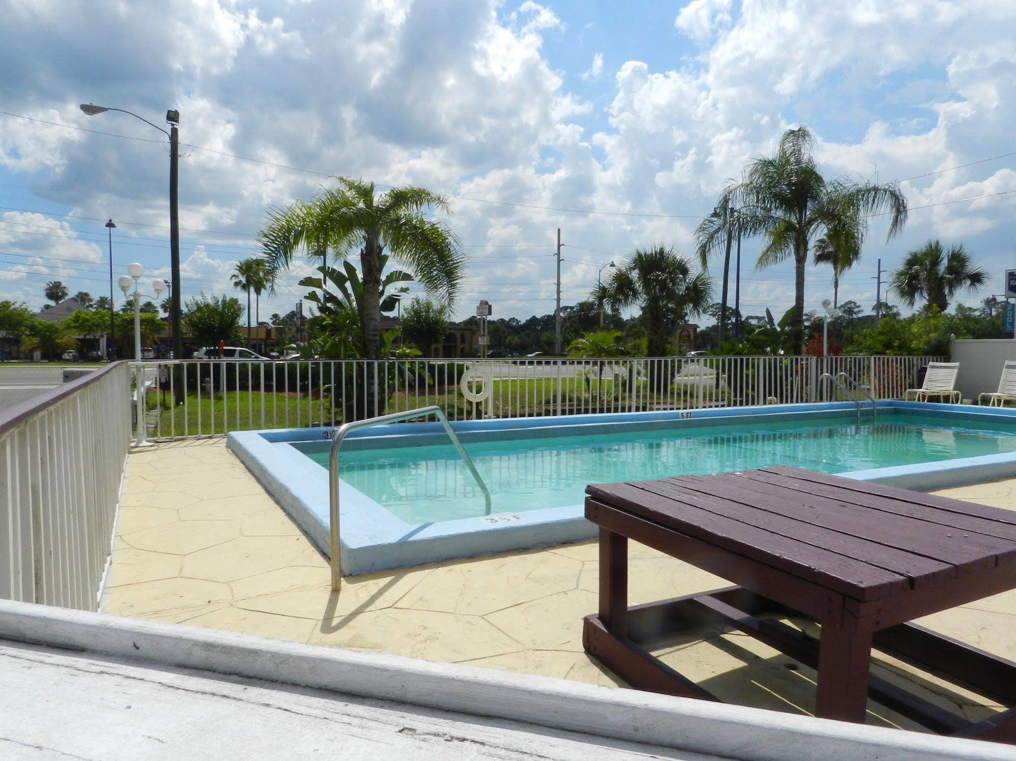 Maple Leaf Inn & Suites Kissimmee Exterior photo