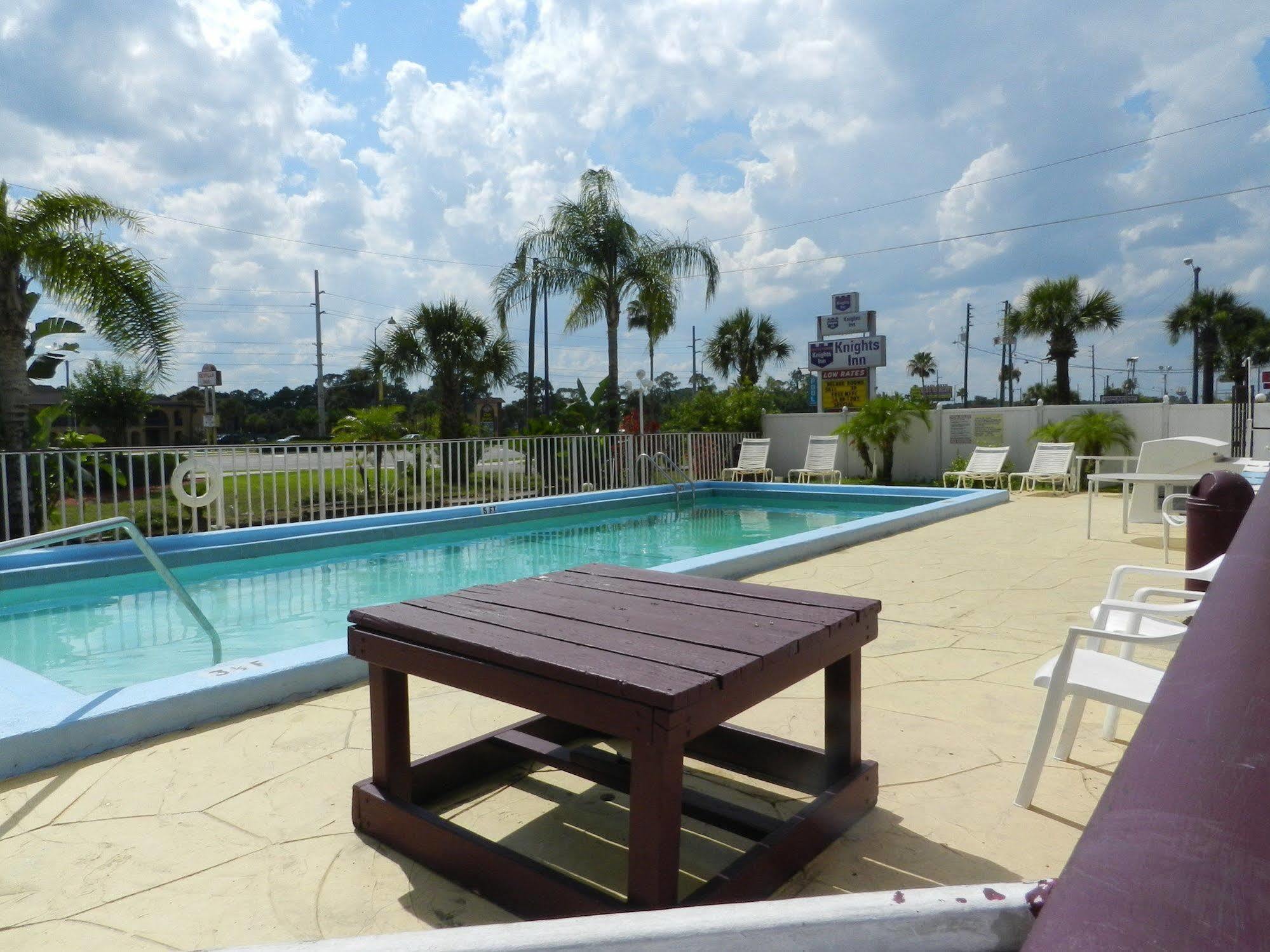 Maple Leaf Inn & Suites Kissimmee Exterior photo