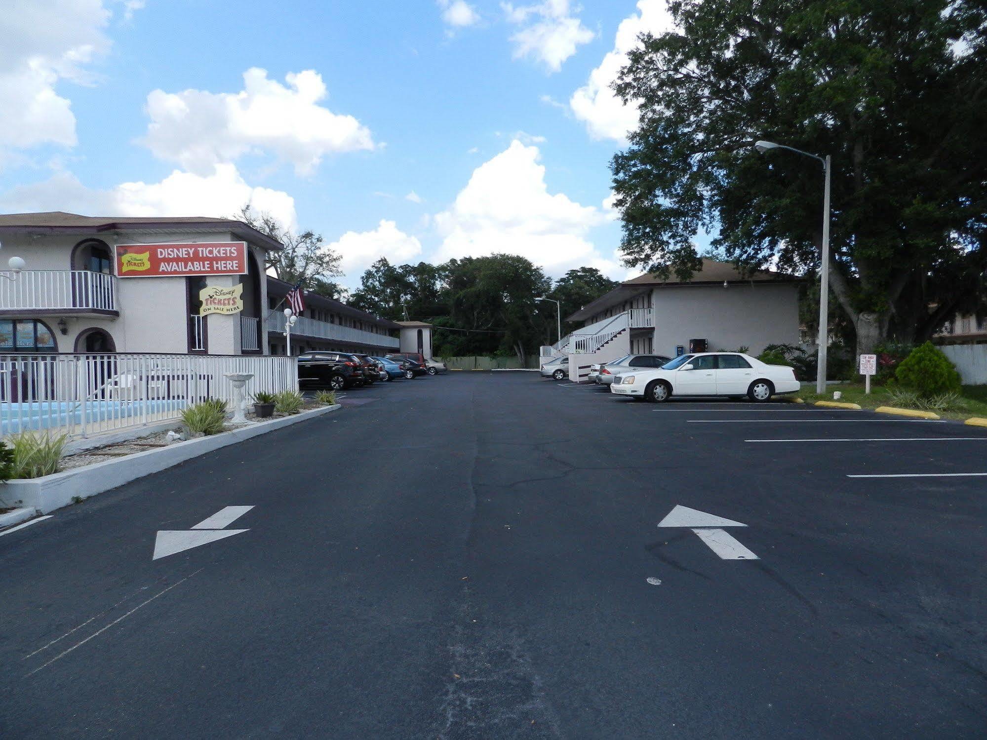 Maple Leaf Inn & Suites Kissimmee Exterior photo